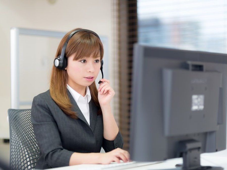 問い合わせ対応に追われて悩んでいる人のイメージ