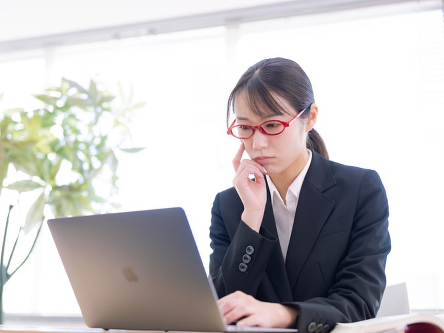 予約の管理に悩んでいる人のイメージ