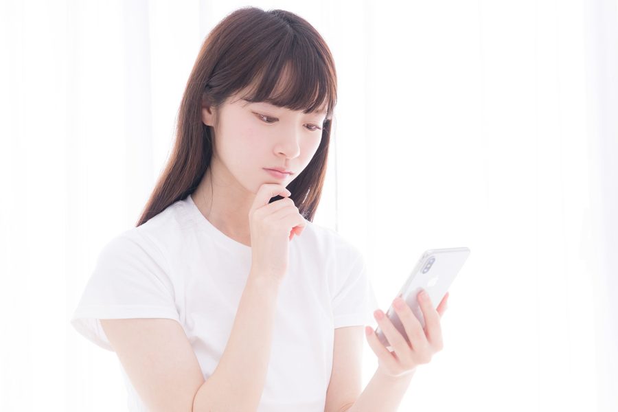 SNSでの情報発信に悩んでいる人のイメージ