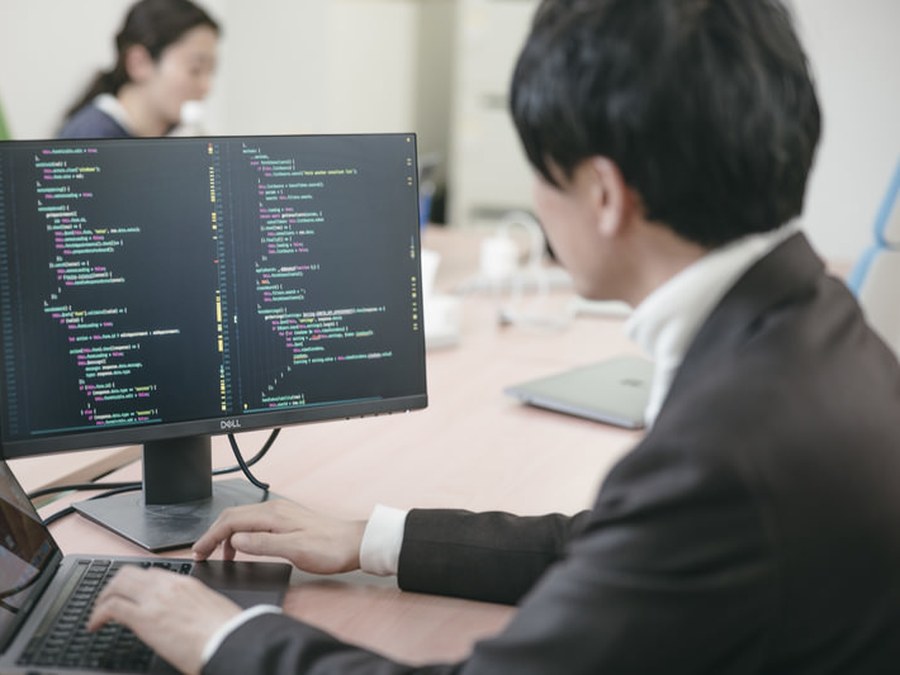紙とパソコンでの事務作業に悩んでいる人のイメージ